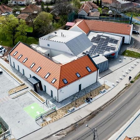 Eleven Business & Sport Hotel Jaszarokszallas Экстерьер фото