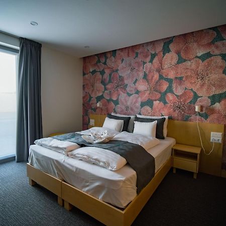 Eleven Business & Sport Hotel Jaszarokszallas Экстерьер фото