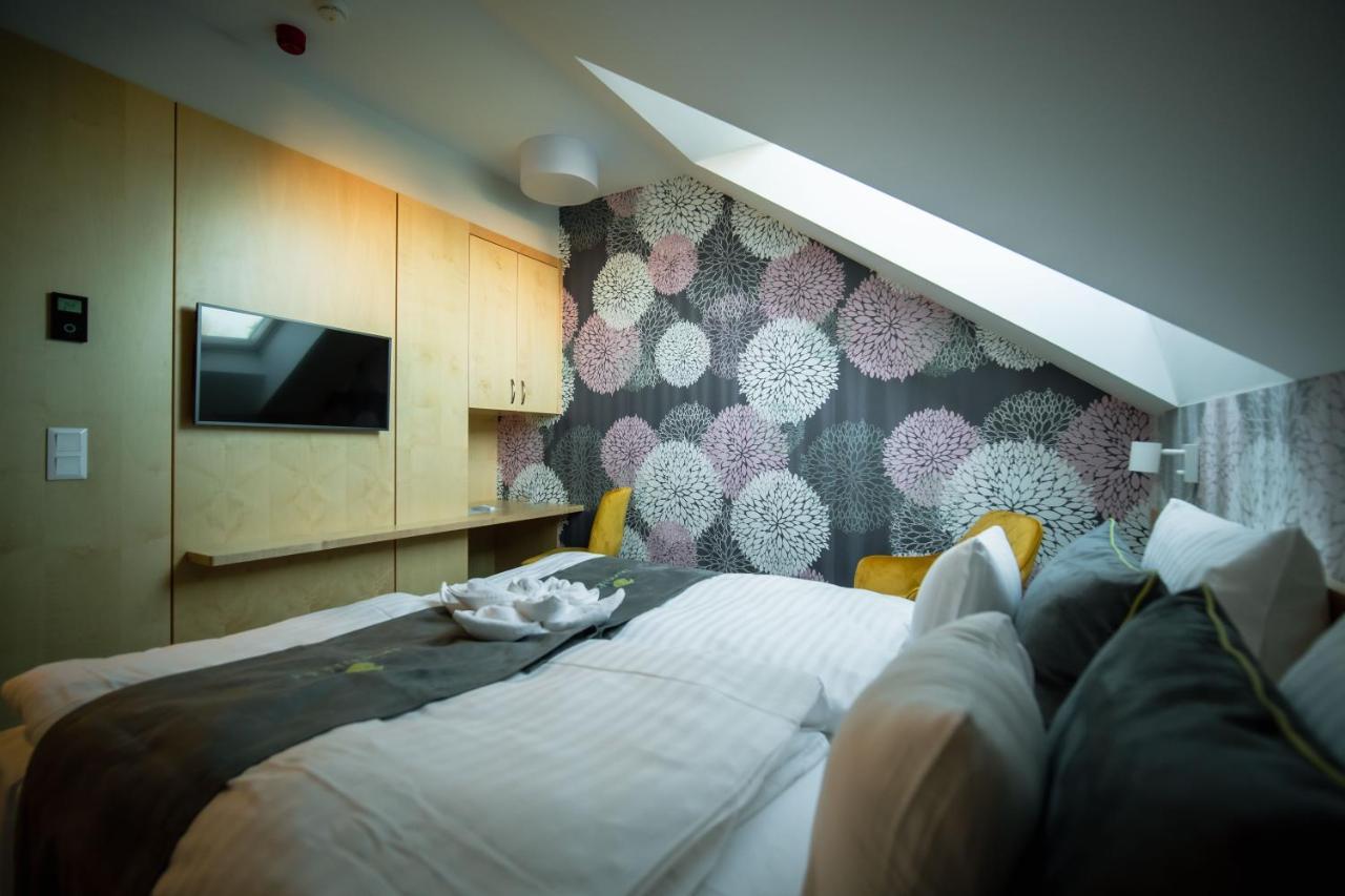 Eleven Business & Sport Hotel Jaszarokszallas Экстерьер фото