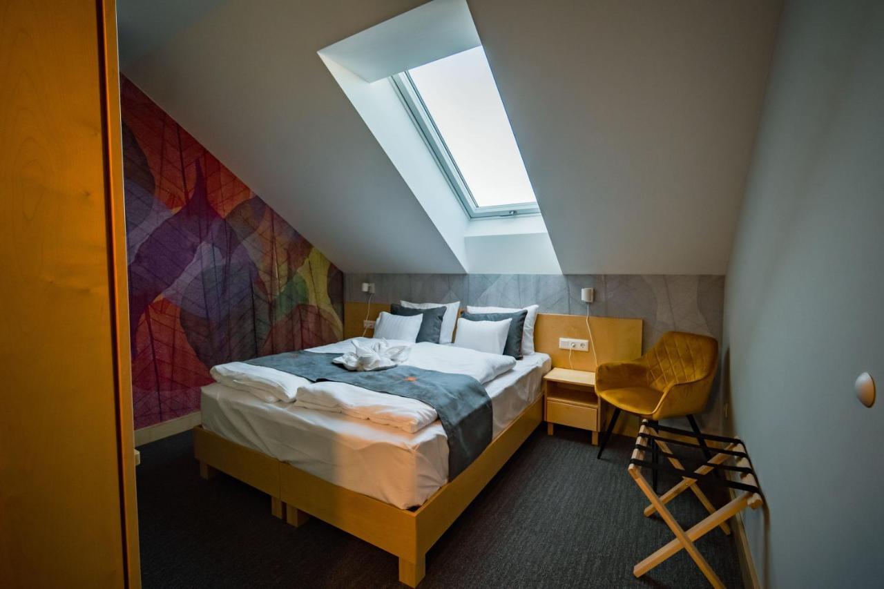 Eleven Business & Sport Hotel Jaszarokszallas Экстерьер фото