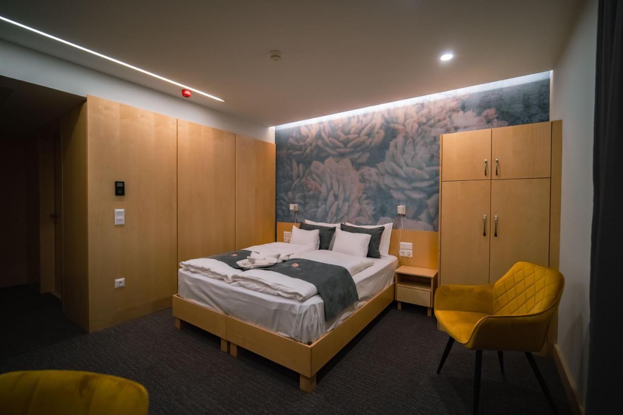 Eleven Business & Sport Hotel Jaszarokszallas Экстерьер фото