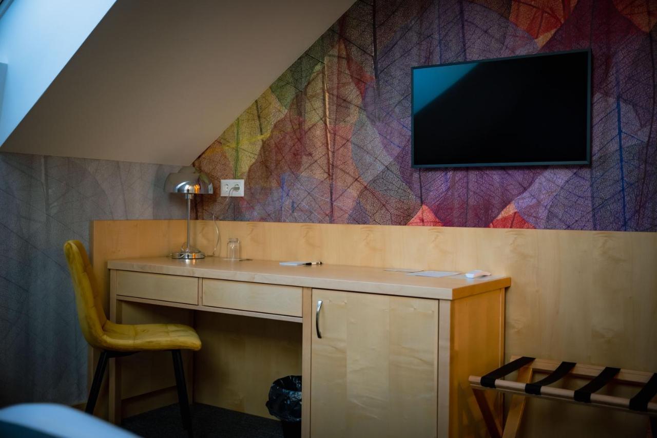 Eleven Business & Sport Hotel Jaszarokszallas Экстерьер фото