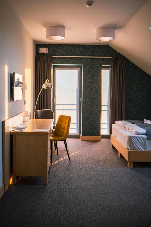 Eleven Business & Sport Hotel Jaszarokszallas Экстерьер фото