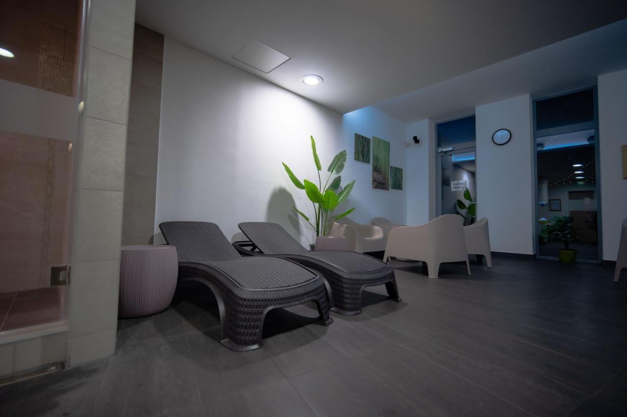 Eleven Business & Sport Hotel Jaszarokszallas Экстерьер фото