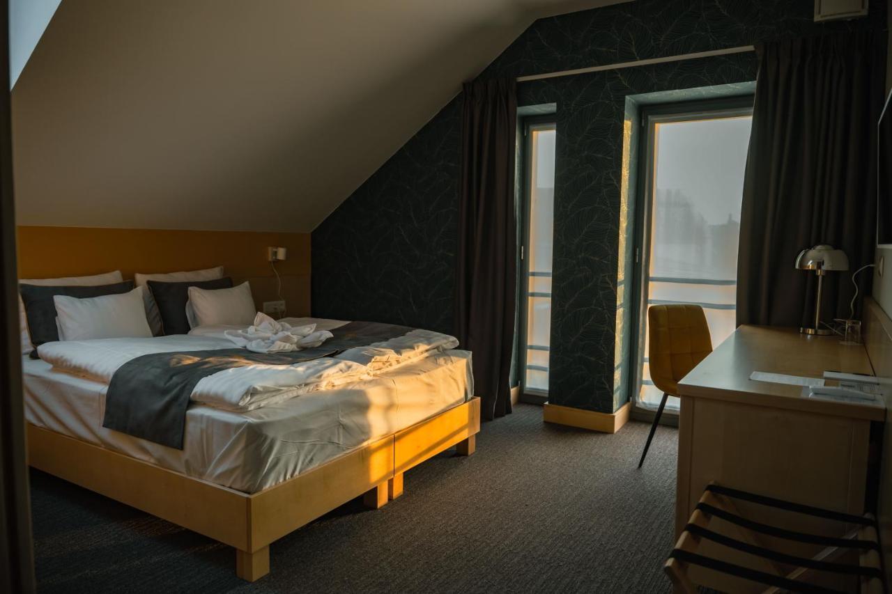 Eleven Business & Sport Hotel Jaszarokszallas Экстерьер фото