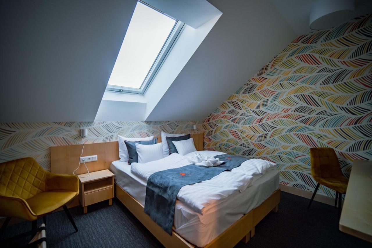 Eleven Business & Sport Hotel Jaszarokszallas Экстерьер фото