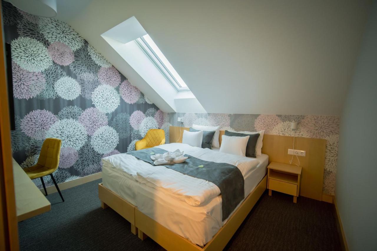 Eleven Business & Sport Hotel Jaszarokszallas Экстерьер фото