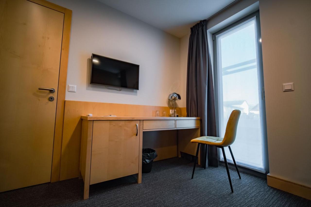 Eleven Business & Sport Hotel Jaszarokszallas Экстерьер фото