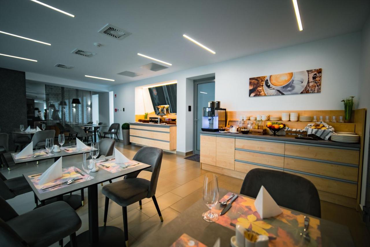 Eleven Business & Sport Hotel Jaszarokszallas Экстерьер фото