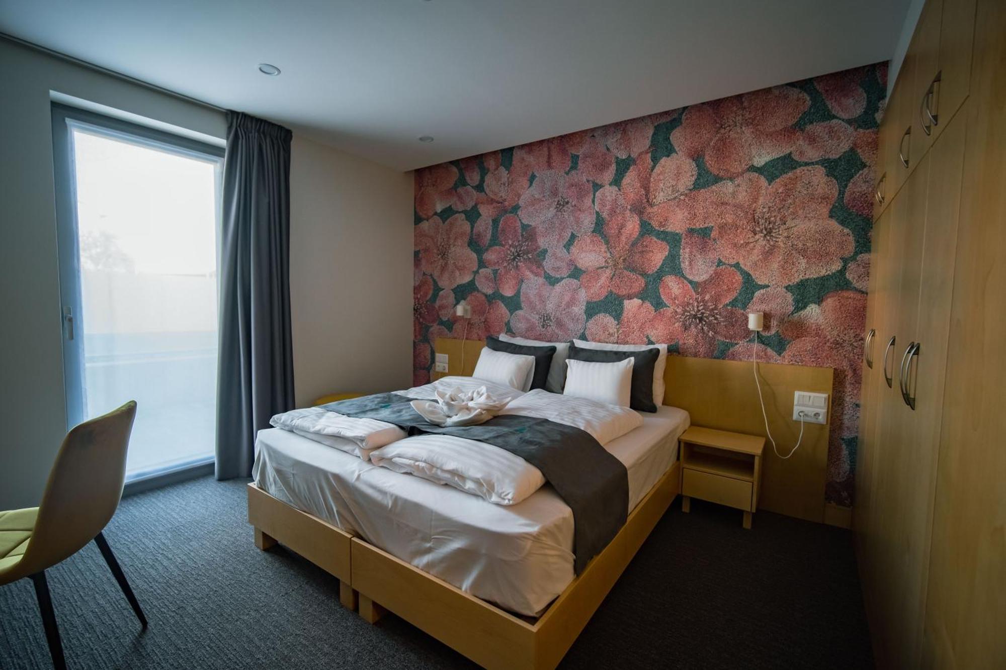 Eleven Business & Sport Hotel Jaszarokszallas Экстерьер фото