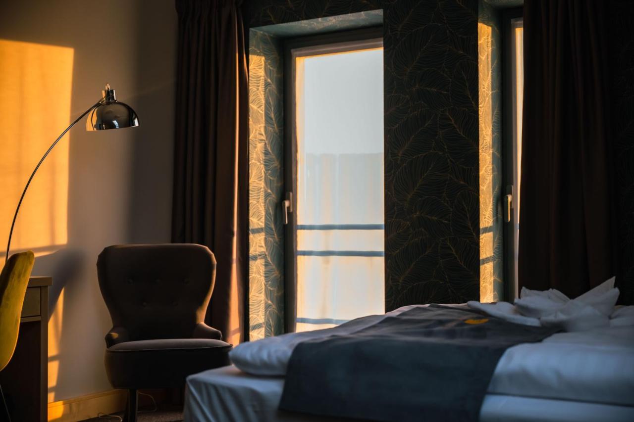 Eleven Business & Sport Hotel Jaszarokszallas Экстерьер фото