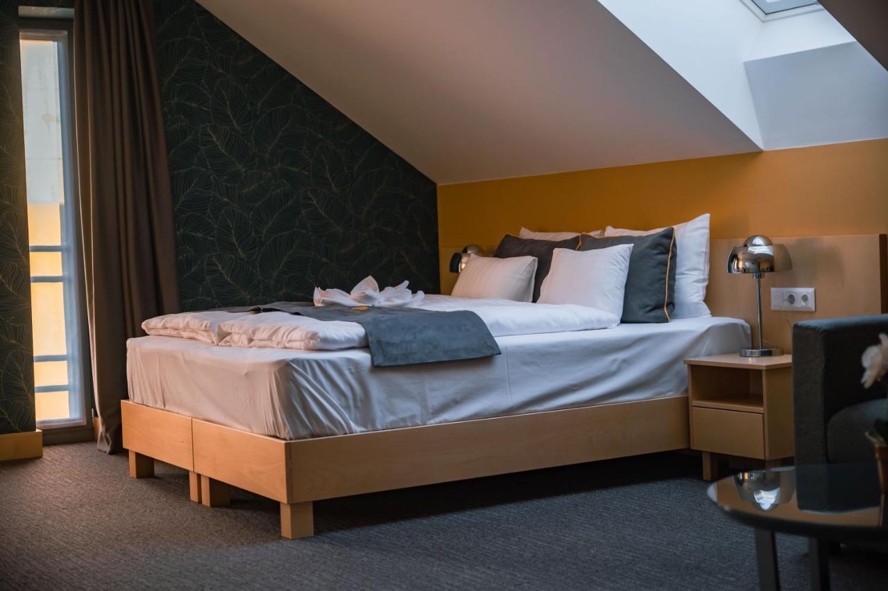 Eleven Business & Sport Hotel Jaszarokszallas Экстерьер фото