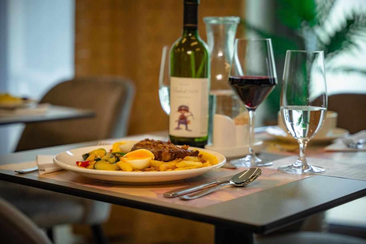 Eleven Business & Sport Hotel Jaszarokszallas Экстерьер фото