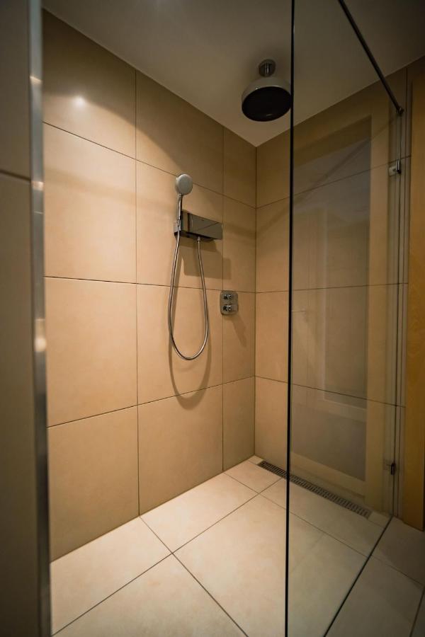 Eleven Business & Sport Hotel Jaszarokszallas Экстерьер фото