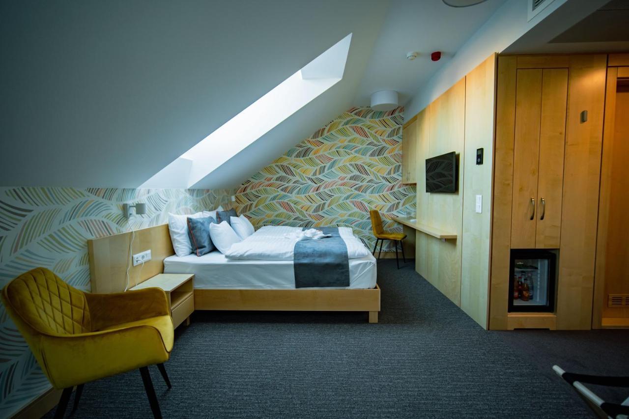 Eleven Business & Sport Hotel Jaszarokszallas Экстерьер фото