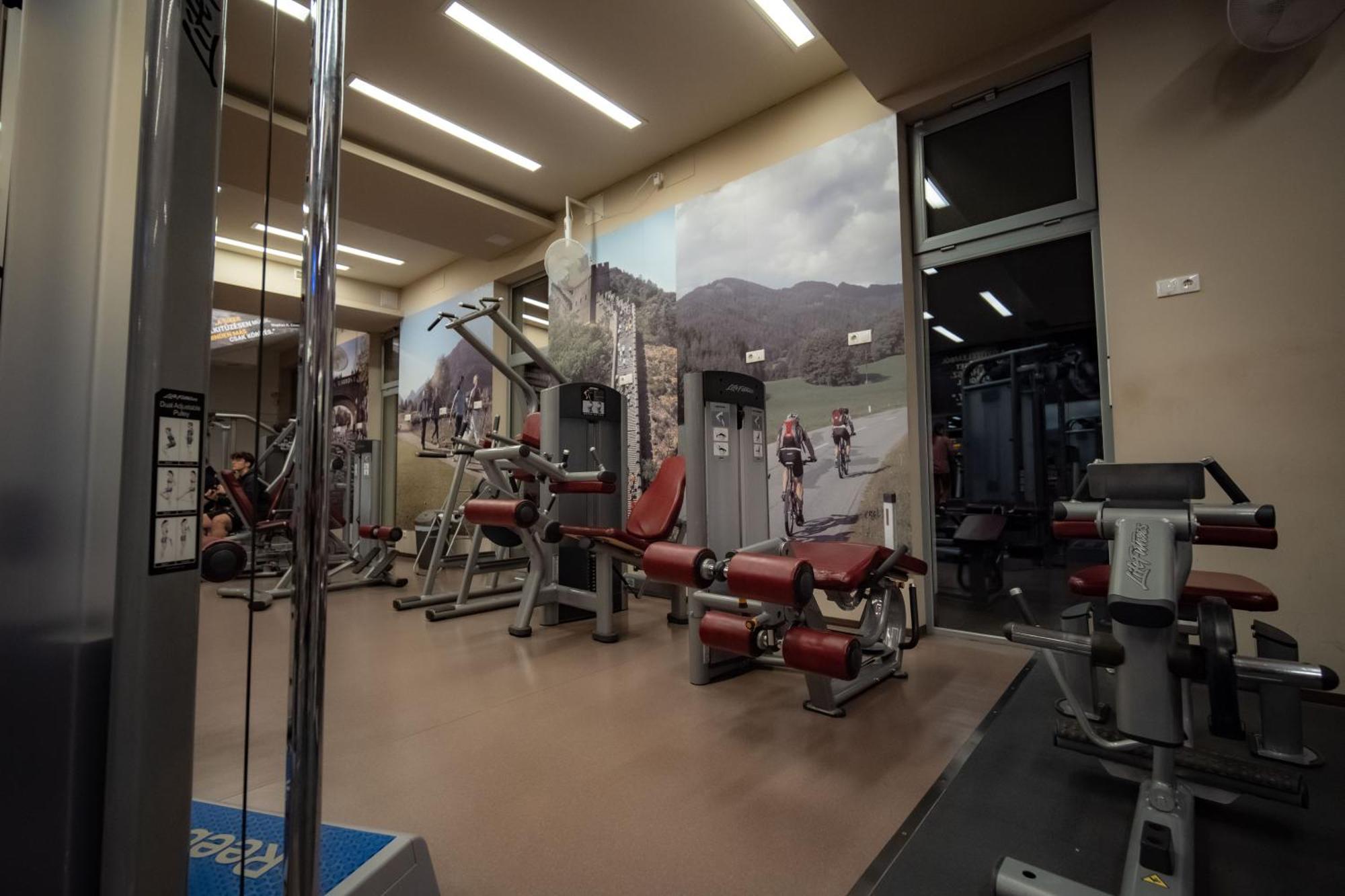 Eleven Business & Sport Hotel Jaszarokszallas Экстерьер фото