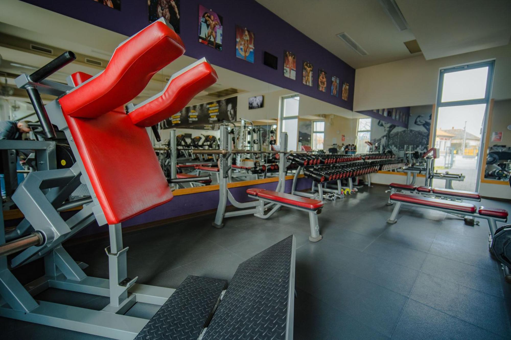 Eleven Business & Sport Hotel Jaszarokszallas Экстерьер фото